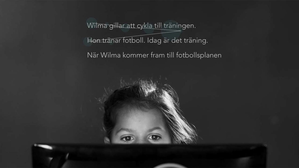Ett barn som sitter framför dator och löser ett läsproblem.