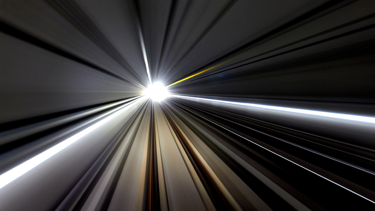 Experimentell bild som ger känsla av att man rör sig snabbt framåt - fotad med lång slutartid  i tunnelbanan i Sydkorea.